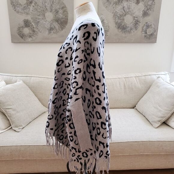 Love Token Fringe Poncho in Leopard sz Med/Large - Picture 5 of 11